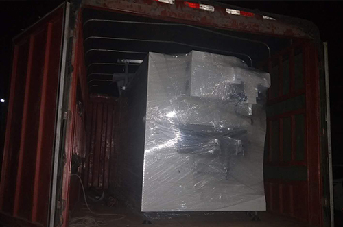 重慶客戶SMT設(shè)備專車送貨，貨到上門安裝調(diào)試