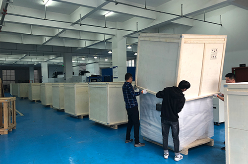 博維客戶二期訂單十四臺貼片機壯觀裝箱現(xiàn)場