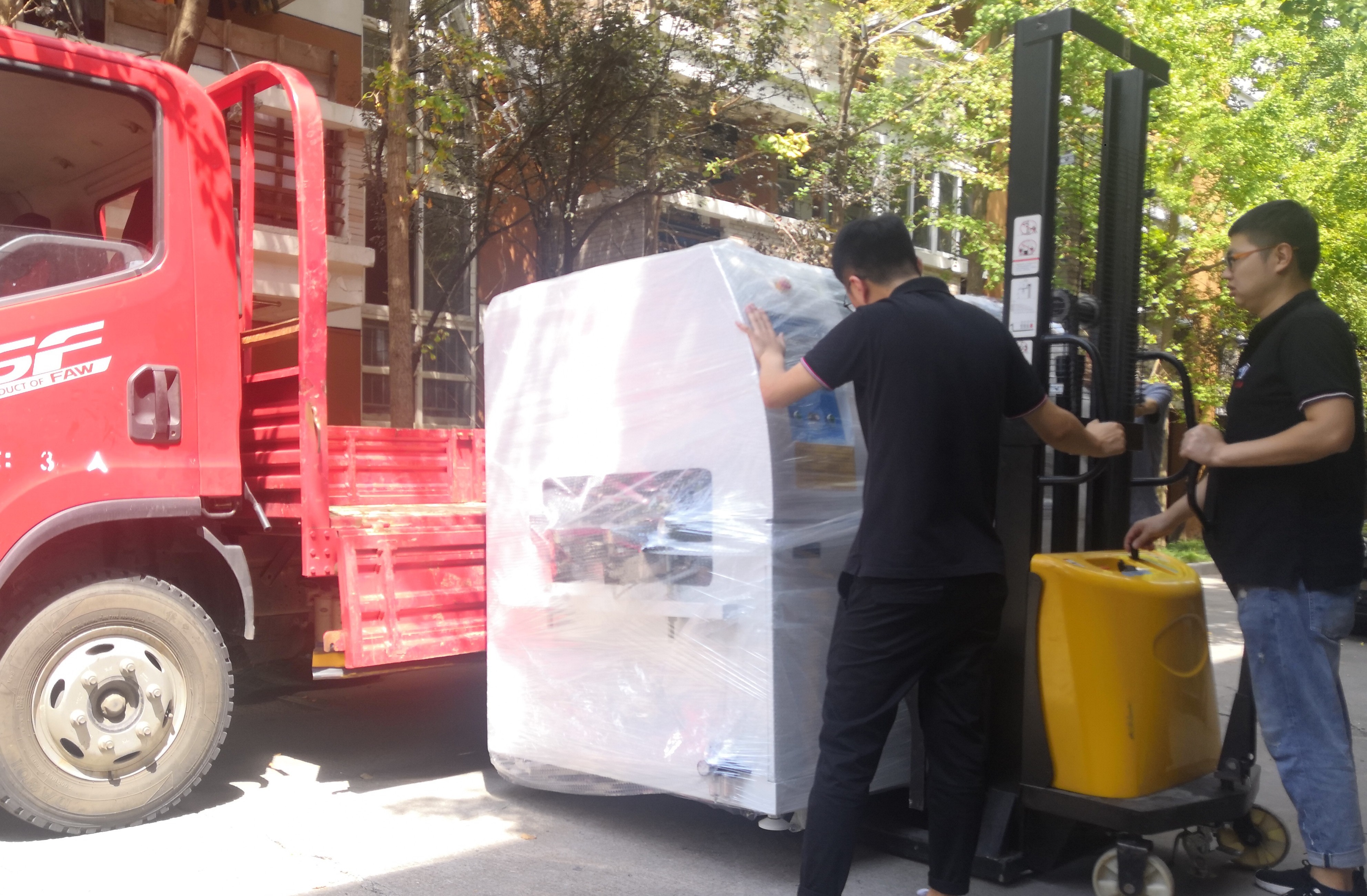 同舟共濟(jì)，一起拼搏加油??！